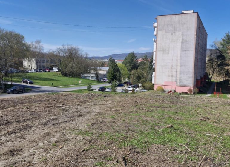 Ve Velkém Krtíši na Železniční ulici jsou viditelné pozemky - komerční.