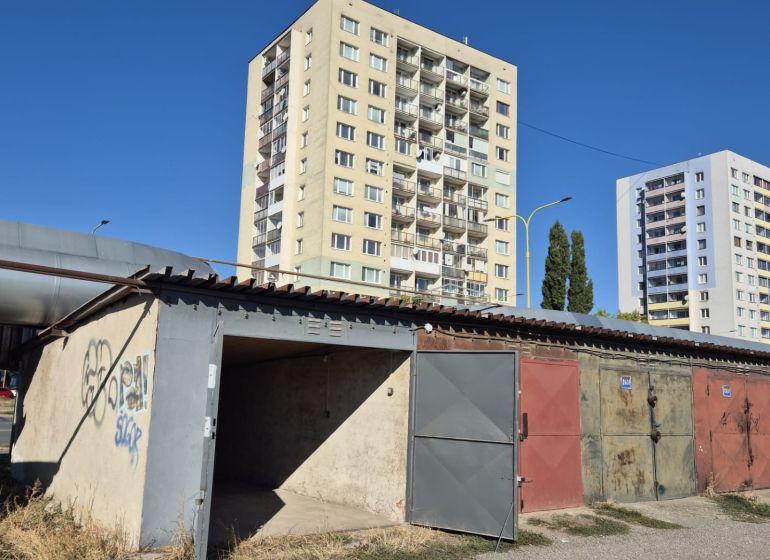 Garáže na Jantarové ulici v Košicích, městská část Jih, před paneláky.