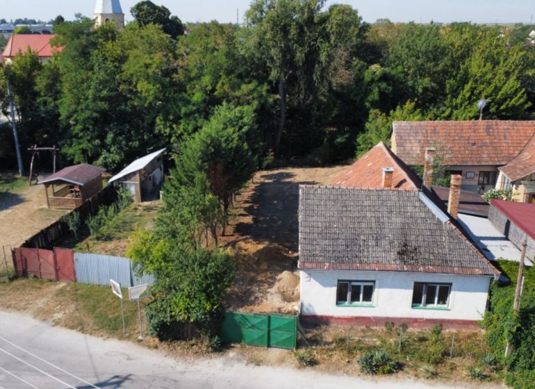Rodinný dům na Náměstí sv. Floriána, Krakovany, obklopený zelení a dětským hřištěm.