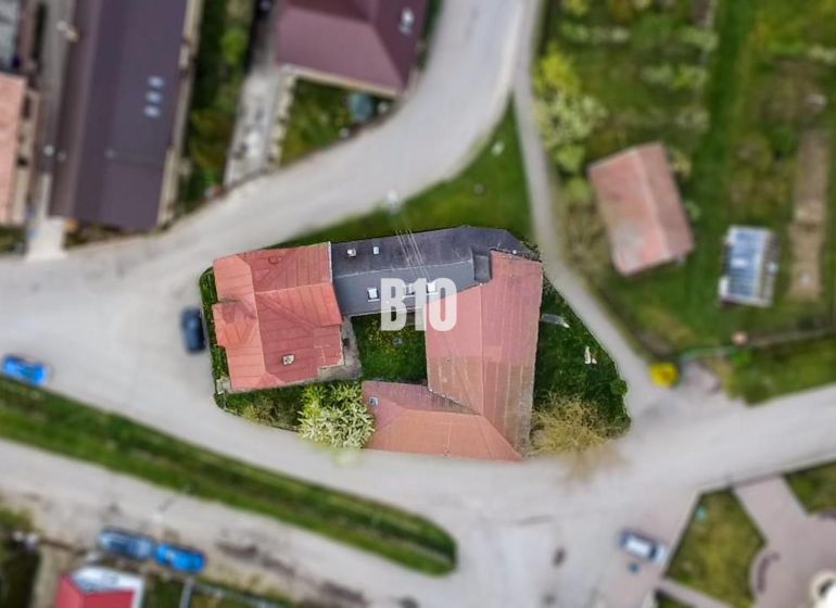 Letecký pohled na rodinný dům v Púchově obklopený cestami a zelenými plochami.