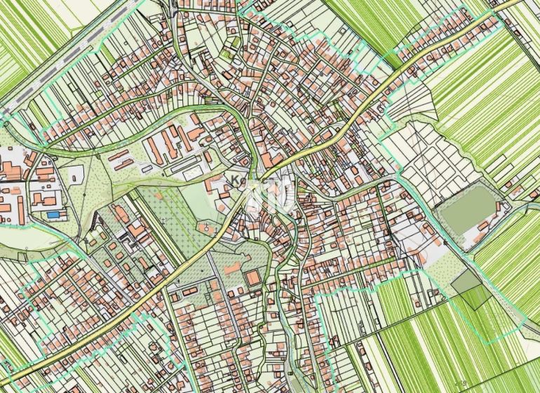 Mapa obce Košeca zobrazuje rozmístění ulic, budov a přilehlých polí.