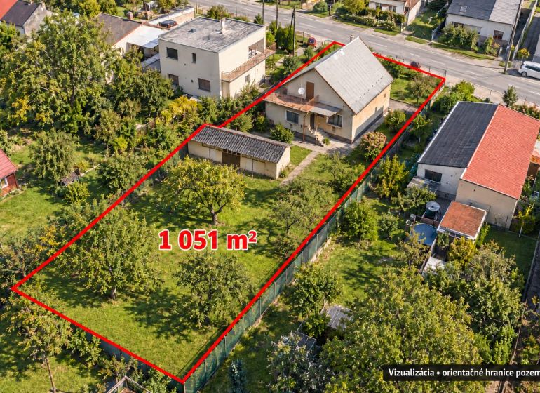 Letecký pohled na rodinný dům s pozemkem 1051 m² na Družstevní v Dubnici nad Váhom.