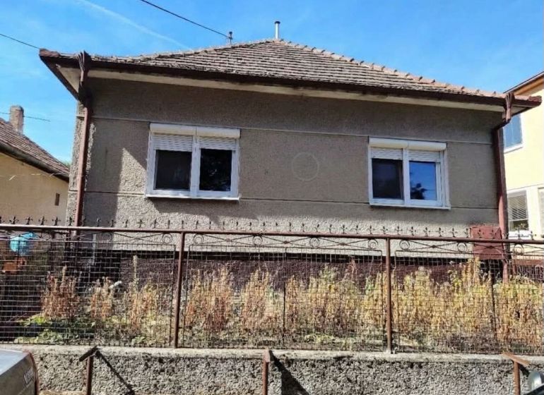 Rodinný dům v Tvrdošovcích na ulici Tvrdošovce s klasickou střechou a zahradou.