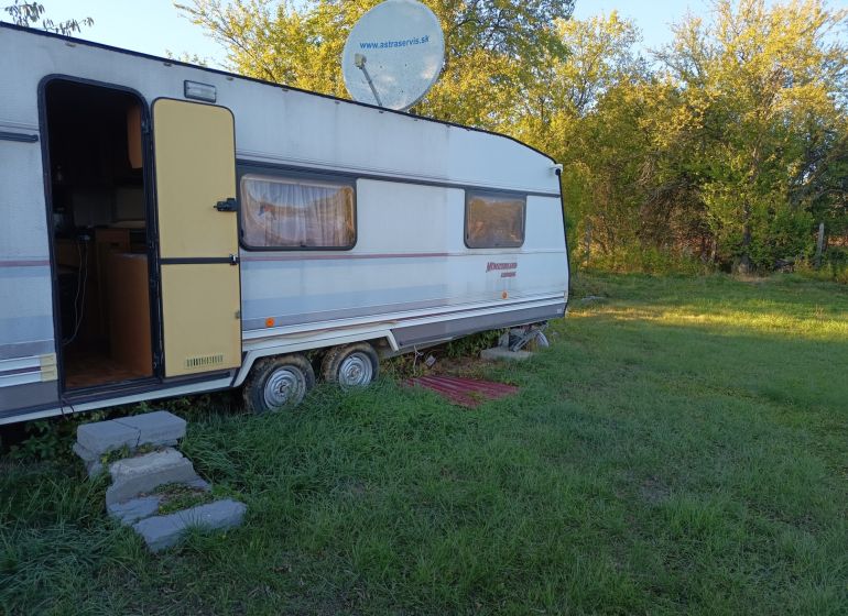 Karavan na travnaté ploše v Zahradách na Tatranské 201 ve Zlatých Moravcích.