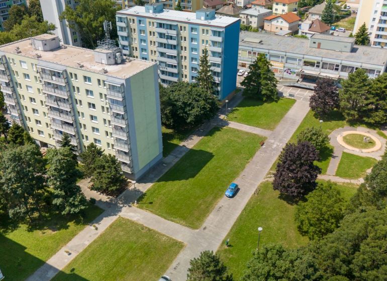 Panelové bytovky a zeleň na ulici 8. května v Piešťanech.