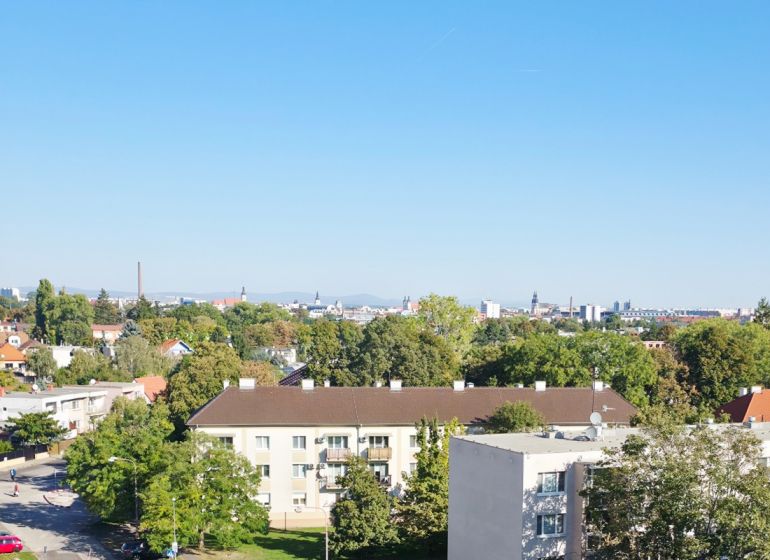 Výhled na obytnou čtvrť a zeleň, Trnava, z výšky, vhodný pro 3-pokojový byt.