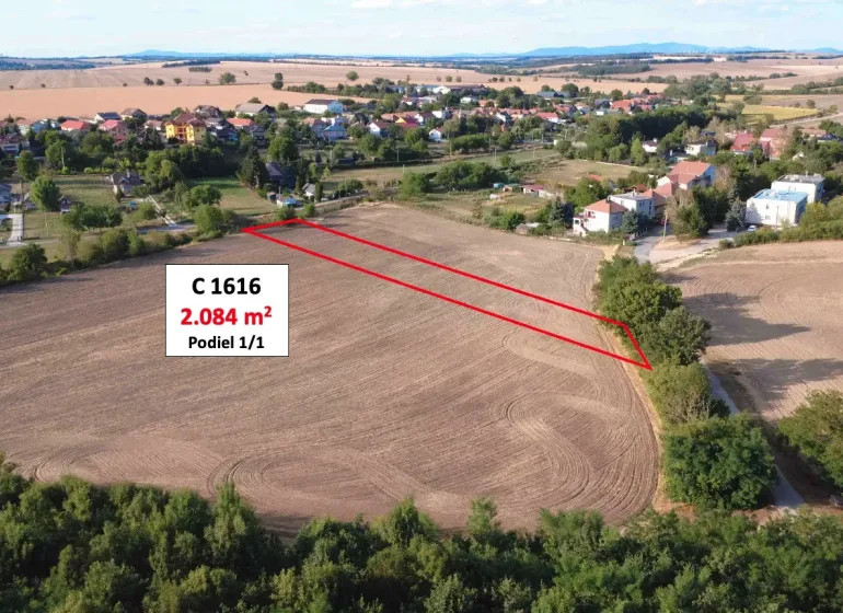 Zemědělské a lesní pozemky v obci Podhájska, o rozloze 2 084 m².
