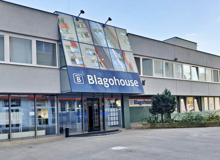 Obchodní prostory na Blagoevově ulici v Bratislavě-Petržalce s nápisem Blagohouse.