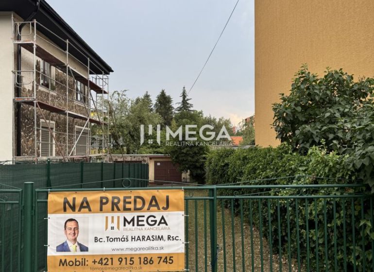 Na ulici Osvoboditelů v Humenném se nacházejí garáže na prodej.