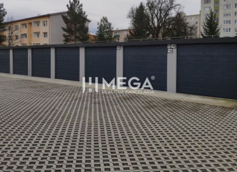 Garáže na Laborecké ulici v Humenném s upravenou parkovací plochou a okolní vegetací.