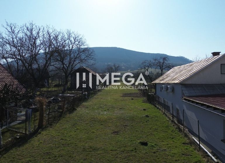 Pohled z Ptičia na Ptičie - pozemky na bydlení s výhledem na kopce.