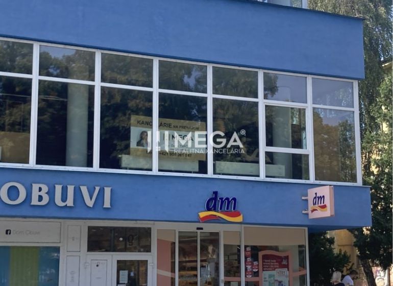 Obchod se smíšeným zbožím na náměstí Svobody v Humenném s nástavbou kanceláří.