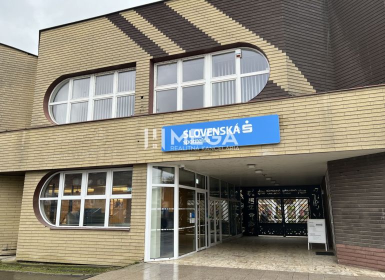 Exteriér kanceláří na Hlavní ulici ve Stropkově s dominantními oblými okny.
