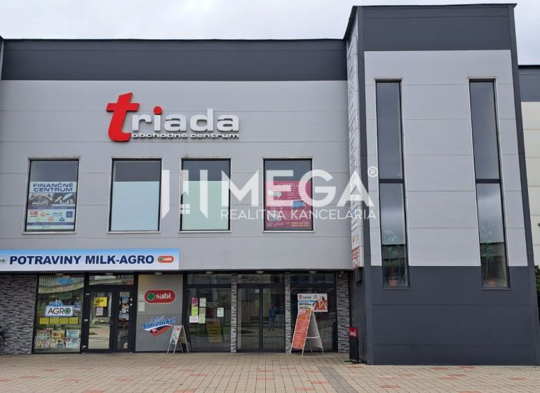 Obchodní centrum s kancelářemi na Náměstí svobody v Humenném.