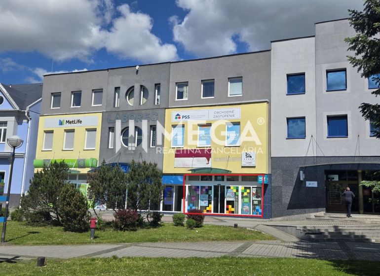 Obchodní prostory na Náměstí svobody v Humenném, moderní fasády a výkladní okna.