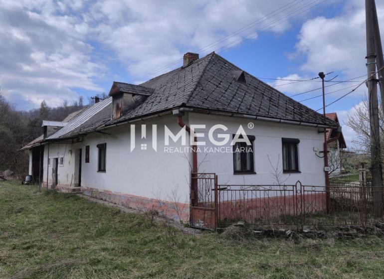 Rodinný dům v Čabinách, ulice Čabiny, s tradiční architekturou a okolní přírodou.