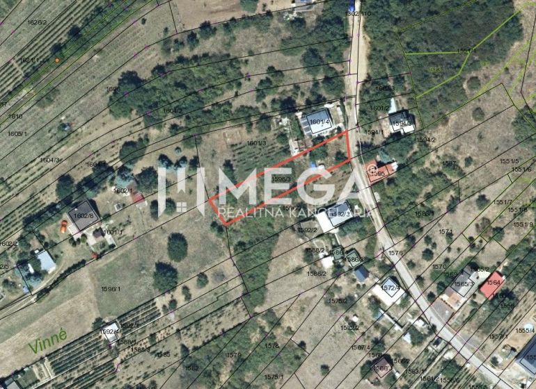 Letecký pohled na pozemky a zahrady ve Vinném, zachycující hranice parcel.
