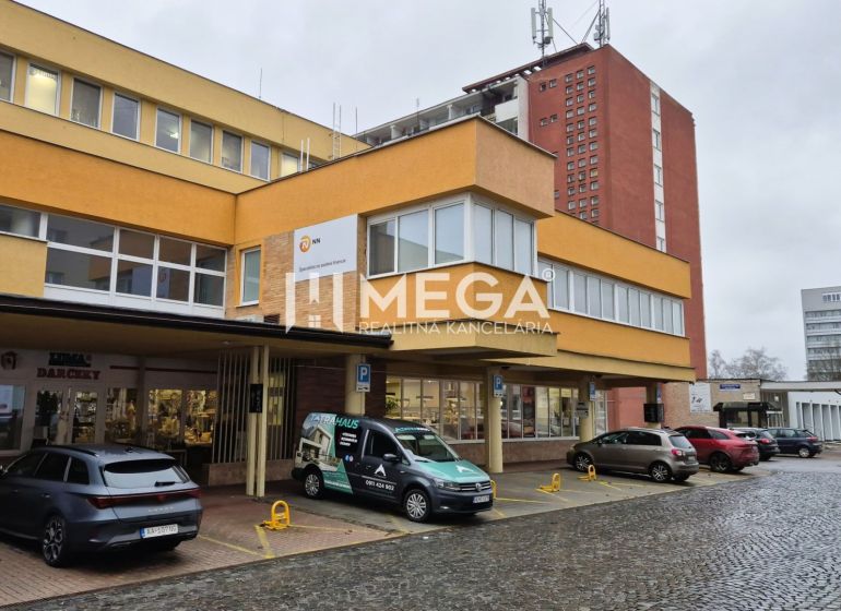 Budova s kancelářemi a parkovištěm na ul. 26. listopadu v Humenném.