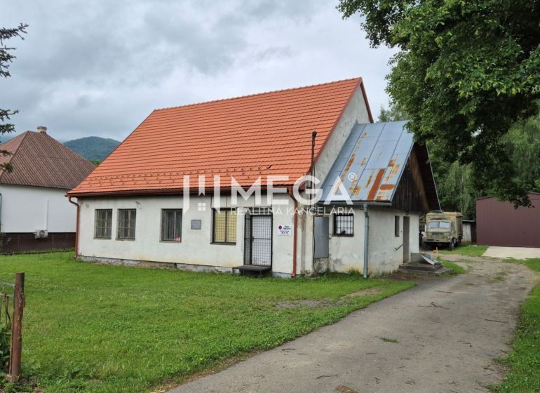 Obchodní prostory v Zboji s travnatým dvorem a starším přízemním domem.