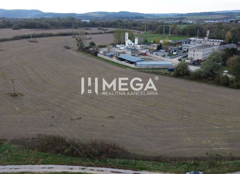 Rozlehlá pole se stavbou na okraji Jasenova. Zvláštní nemovitosti v Jasenově.