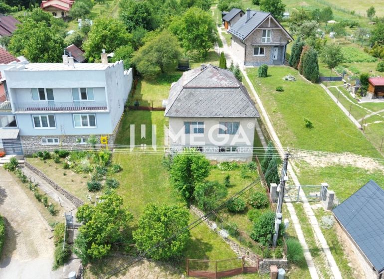 Rodinný dům na Jesenského ulici v Snině obklopený zahradou a okolními domy.