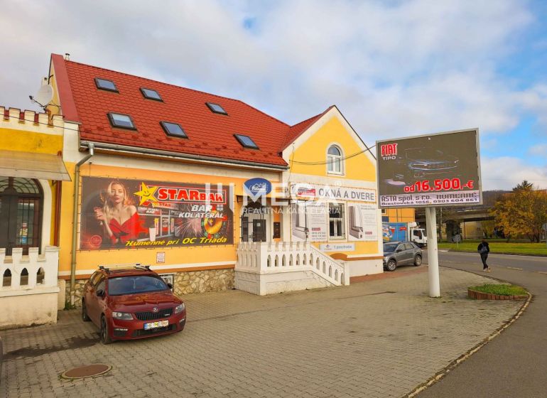 Budova s reklamami na Stanické ulici v Humenném, vedle kanceláří.