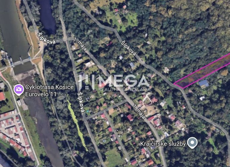Pohled shora na pozemky - bydlení na Šípkové ulici v Košicích IV, obklopené zelení.