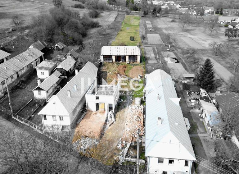 Letecký pohled na rodinné domy a pozemky v Zbojnách, venkovská krajina.