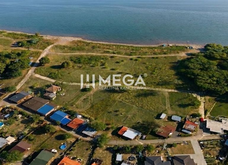 Letecký pohled na pozemky k bydlení u vodní plochy v obci Vinné.