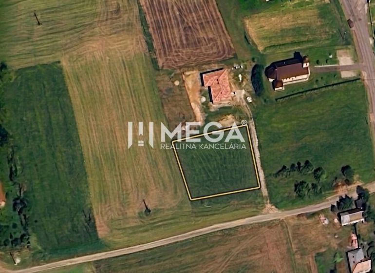 Satelitní pohled na pozemky k bydlení v obci Víťazovce, obklopené zelení a budovami.