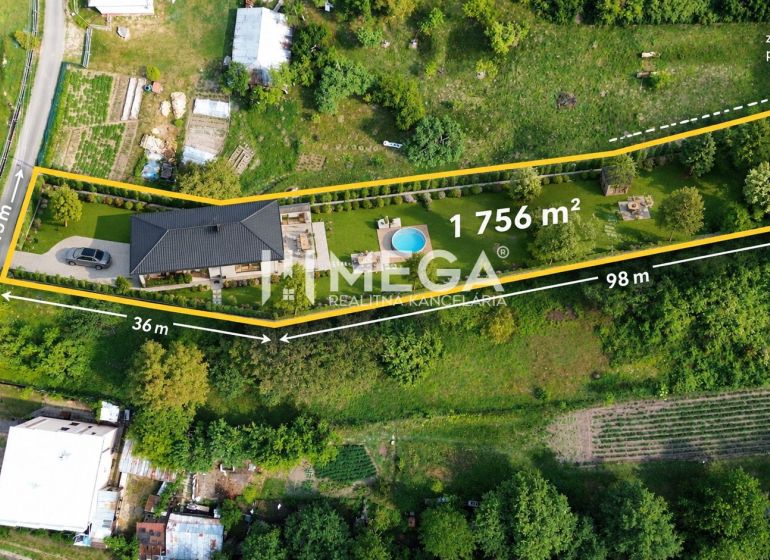 Letecký pohled na pozemky - bydlení v Turcovcích s rozlohou 1756 m² a bazénem.