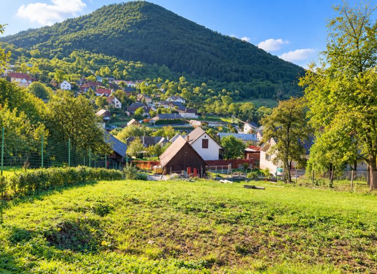 V Košeckém Podhradí na ulici Košecké Podhradie se rozkládají zelené pozemky - bydlení s výhledem na kopce.