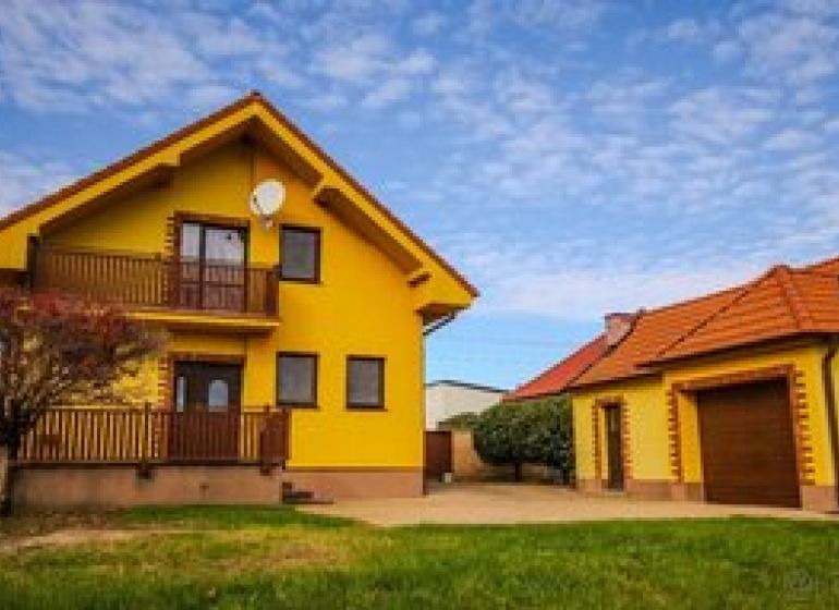 Rodinný dům v Majcichově s vlastním balkonem a zahradou, certifikovaný realitní kanceláří.
