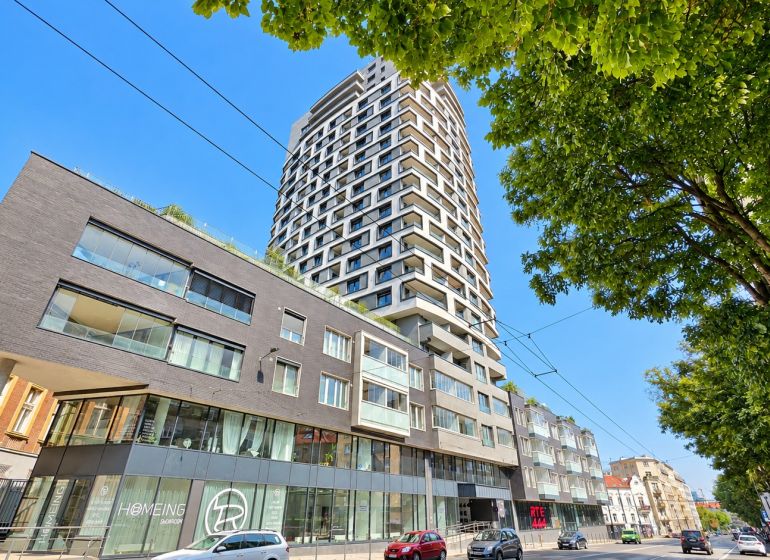 Budova na Šancově ulici v Bratislavě – Staré Město, s moderní architekturou a zelení.