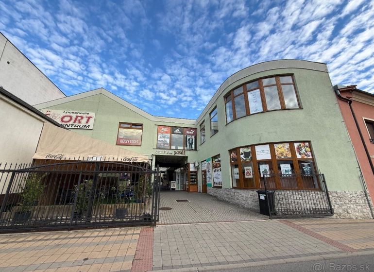 Obchodní prostory na Škultétyho ulici v Topoľčanech se skleněnou fasádou.