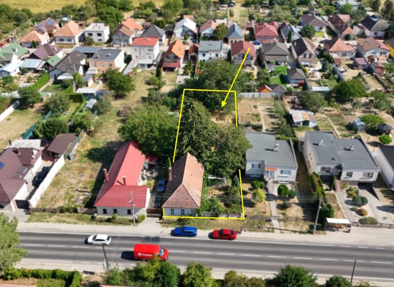 Letecký pohled na pozemky - bydlení na Štefánikově ulici v Krušovcích s viditelným domem.