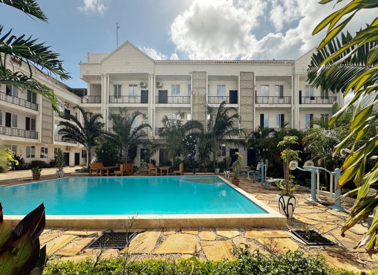 Rezidence v Mbweni na Zanzibaru s bazénem a tropickou zahradou.