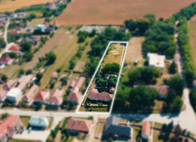 Pozemky - bydlení v Čermanech s výhledem na domy a zeleň.