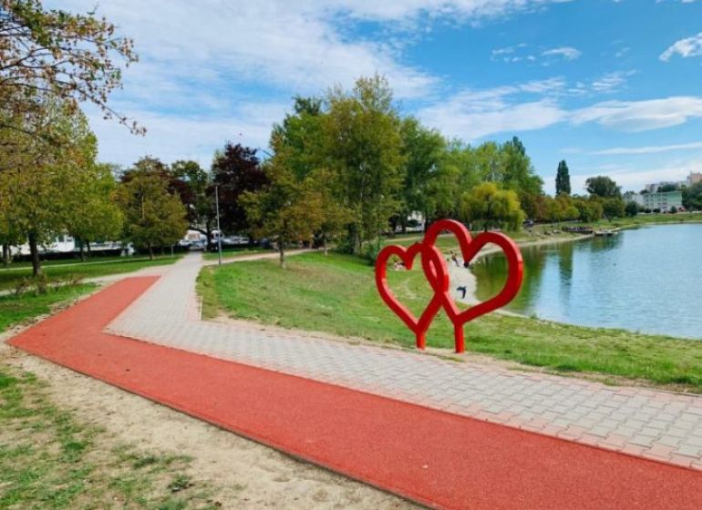 Chodník podél jezera s červenými srdci v Bratislavě - Ružinov, Trebišovská.