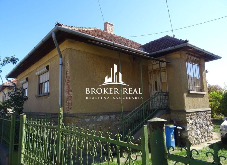 Rodinný dům na Futrinka utca 111 v Bódvaszilas s klasickou fasádou a zahradou.