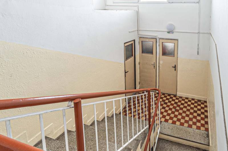 Schodisko na ulici Zimná, vedúce k 3-izbovému bytu, s kachličkovou podlahou a zábradlím.