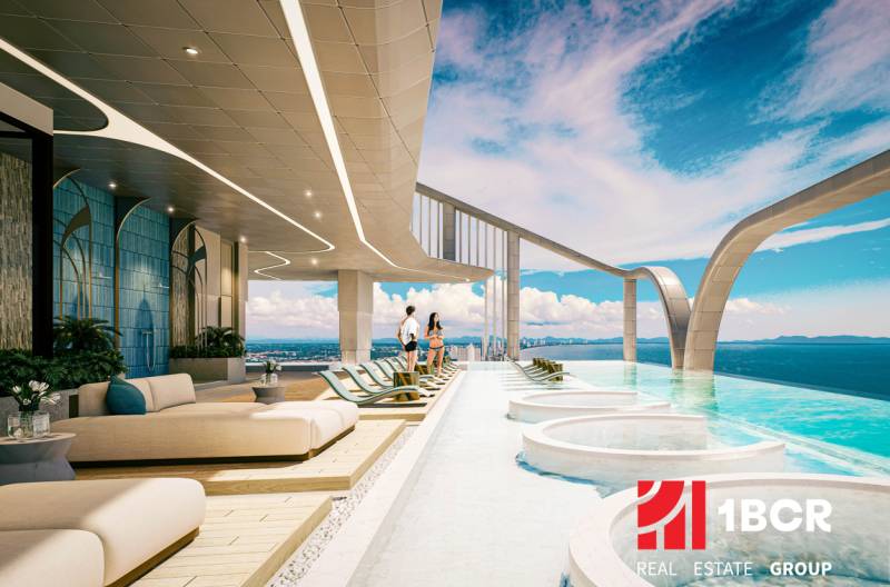 Střešní terasa s bazénem v rámci výstavby bytů v Pattayi, výhled na moře.