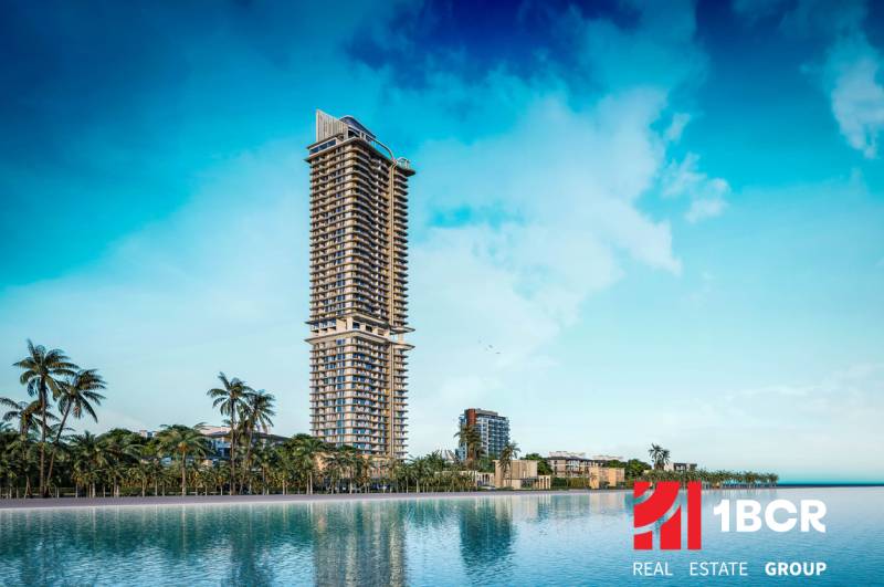 Výstavba bytů v Pattayi u pobřeží s palmami a výraznou výškou budovy.