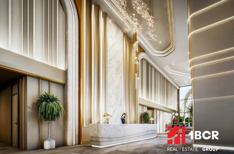 Luxusní vstupní hala s recepcí v rámci výstavby bytů, elegantní osvětlení.