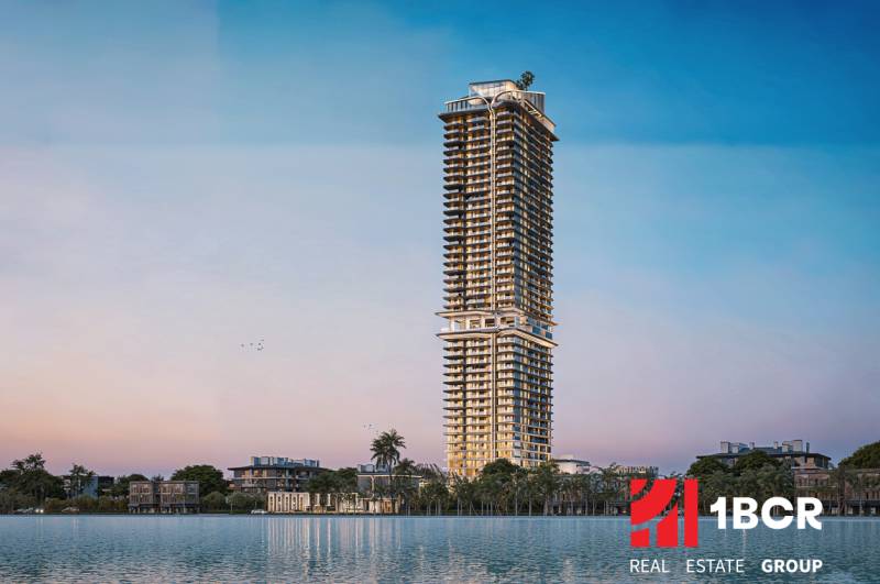 Výstavba bytů v Pattayi, vysoká budova u pobřeží s panoramatickým výhledem na moře.