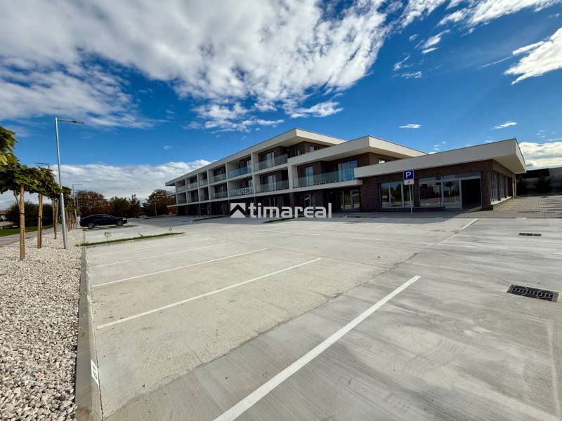 Obchodní prostory na Richtářském poli v Galantě s parkovištěm a moderní architekturou.