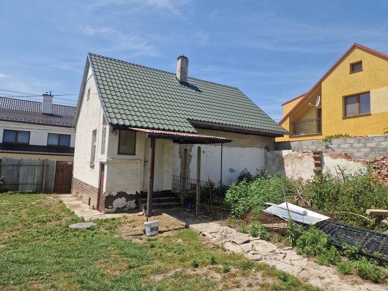 Rodinný dům ve Štefanově s upravenou střechou a viditelným dvorem.