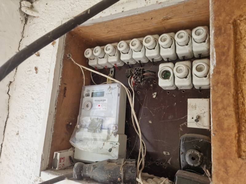 Elektroměr s pojistkami v rozvaděči rodinného domu ve Štefanově.