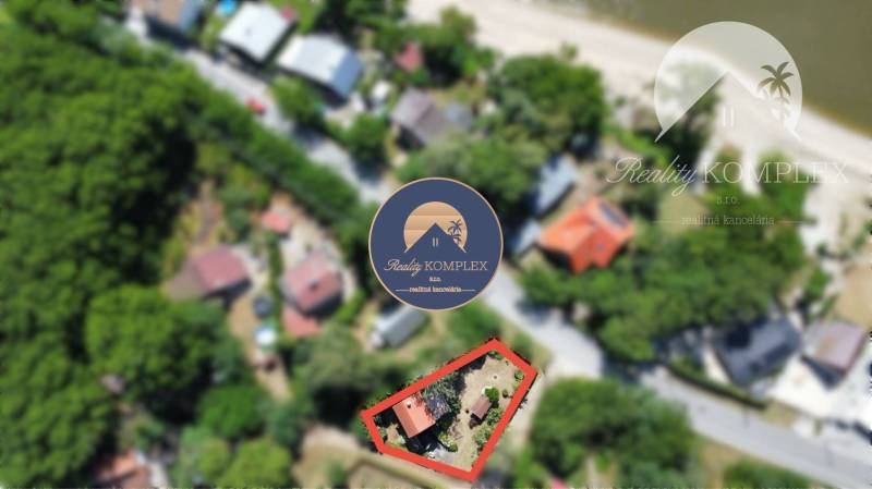 Letecký pohled na chatu v Radvani nad Dunajem s okolní přírodou a budovami.