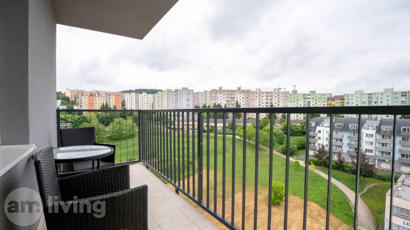 Balkon s výhledem na sídliště Halalovka v Trenčíně, u 3pokojového bytu s venkovním posezením.